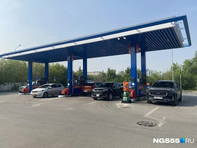 На автозаправках Омска 2 июля выросли цены на сжиженный автомобильный газ: на одной сети литр подорожал до 27,75–29,55 руб., на другой — примерно на 1 рубль.