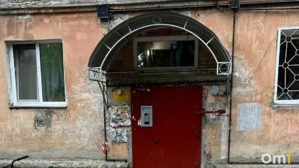 В Центральном округе жители заметили наклейки с рекомендациями на случай атаки БПЛА; у входов также появились «Уголки безопасности».