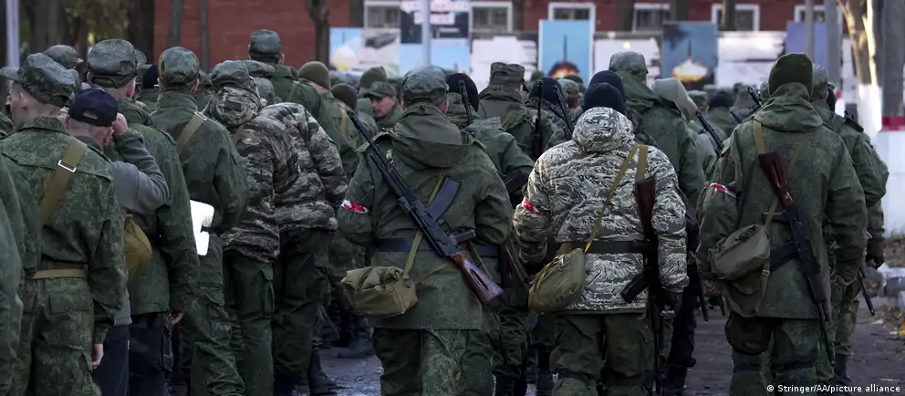 Появляются заявления о подготовке новой волны мобилизации в РФ, в то время как официальные лица и представители власти это опровергают. Разберём возможные признаки подготовки призыва, позицию властей и мнение экспертов.
