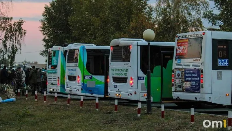Администрация Омска объявила закупку транспортных услуг: подрядчик должен предоставить четыре пассажирских автобуса разной вместимости и быть готовым выехать по вызову дежурной службы круглосуточно.