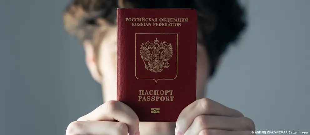 Евросоюз планирует запрет на краткосрочные визы для тех, кто непосредственно участвовал в боевых действиях в Украине. Франция и Италия добились смягчения первоначального широкого варианта, одновременно расширены гуманитарные и другие исключения.