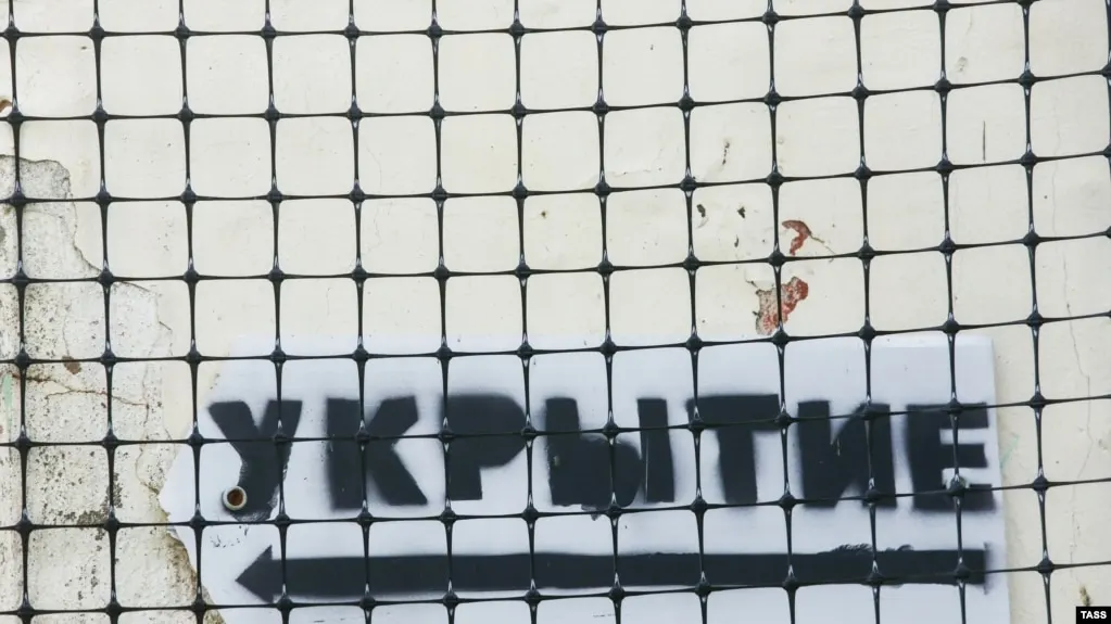 По регионам России прошла серия ударов беспилотников и ракет: в Дзержинском округе Калужской области загорелось промышленное предприятие, в Белгородской области повреждена энергетическая и газовая инфраструктура. По официальным сообщениям, поразили и сбивали сотни беспилотников.