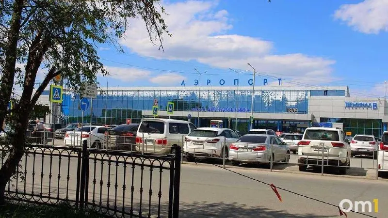 14 июля в омском аэропорту отложили вылеты нескольких рейсов: самые большие задержки — в направлениях Москва и Санкт-Петербург, до 7 часов 30 минут.