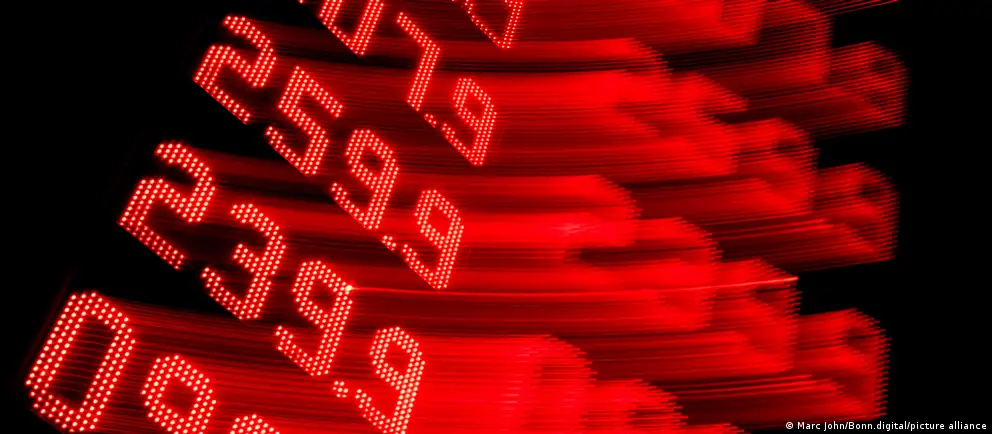 Атаки беспилотников по ключевым НПЗ сократили экспорт топлива из России; дефицит и рост цен на дизель уже ощущают импортеры, а ситуация может затянуться.
