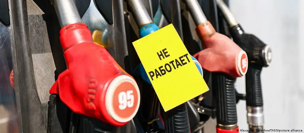 Анализ показывает, что дефицит топлива затронул около 50 млн россиян (35% населения). Дроновые удары повредили крупные НПЗ, экспорт дизеля запрещён до конца июля.