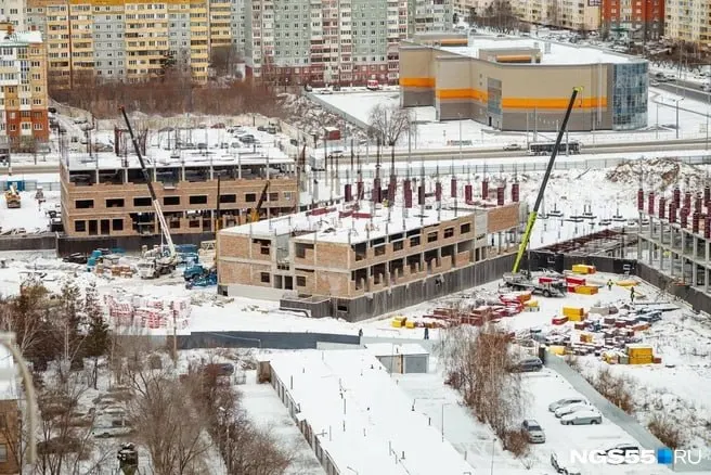 Строительство инфекционного корпуса на улице Перелёта началось в 2023 году. По данным Минстроя, готовность объекта составляет 9,67%; завершение строительно‑монтажных работ намечено на IV квартал 2027 года. Стоимость проекта превышает 4,3 млрд рублей.
