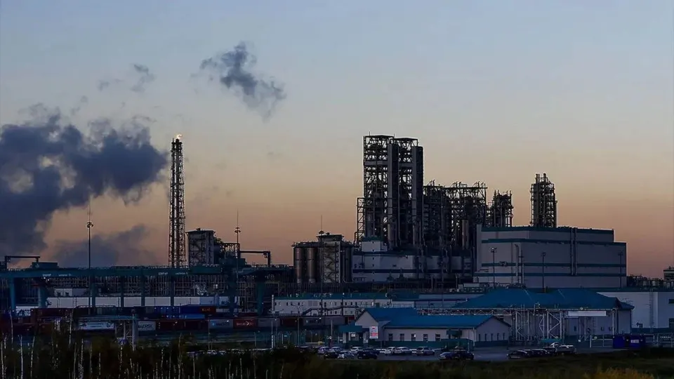 НПЗ в Тюмени с 25 июля прекратил переработку и выпуск нефтепродуктов после удара дронов: загорелись установки гидроочистки и производства бензина. Это уже шестой крупный завод, остановившийся в июле; переработка в России резко упала.