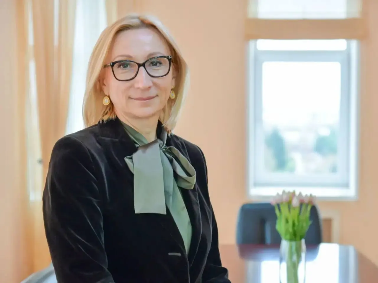Ирина Варнавская получила пост заместителя председателя правительства Омской области, при этом сохранив должность министра труда и социального развития. Ей поручено курирование здравоохранения и территориального ФОМС. Алексей Ромахин сосредоточит усилия на вопросах безопасности региона и защите от беспилотников.