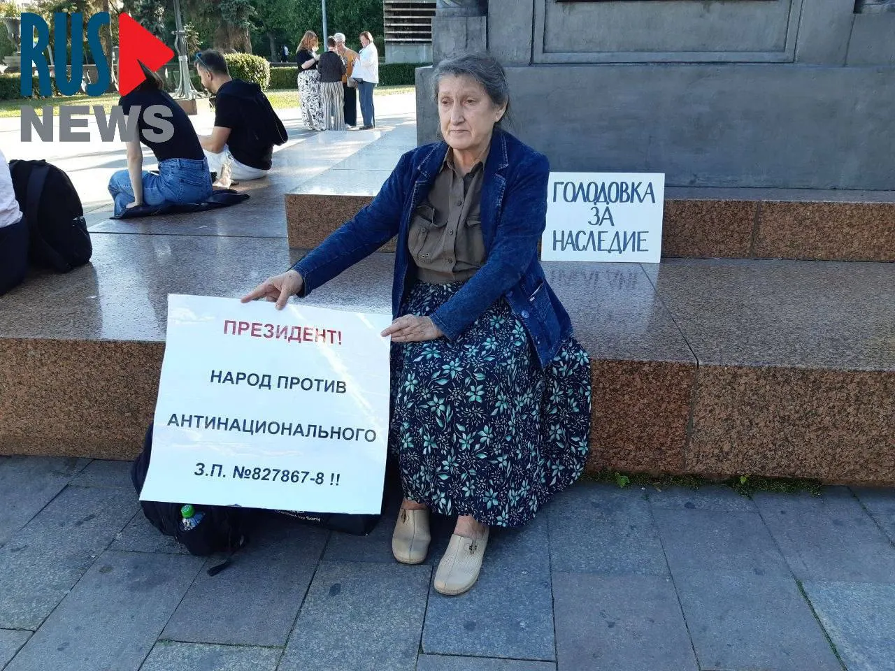 Председатель новосибирского отделения ВООПИК провела акцию у памятника Кириллу и Мефодию в защиту наследия против законопроекта о передаче региональным властям права исключать объекты из реестра — через час её задержала полиция.