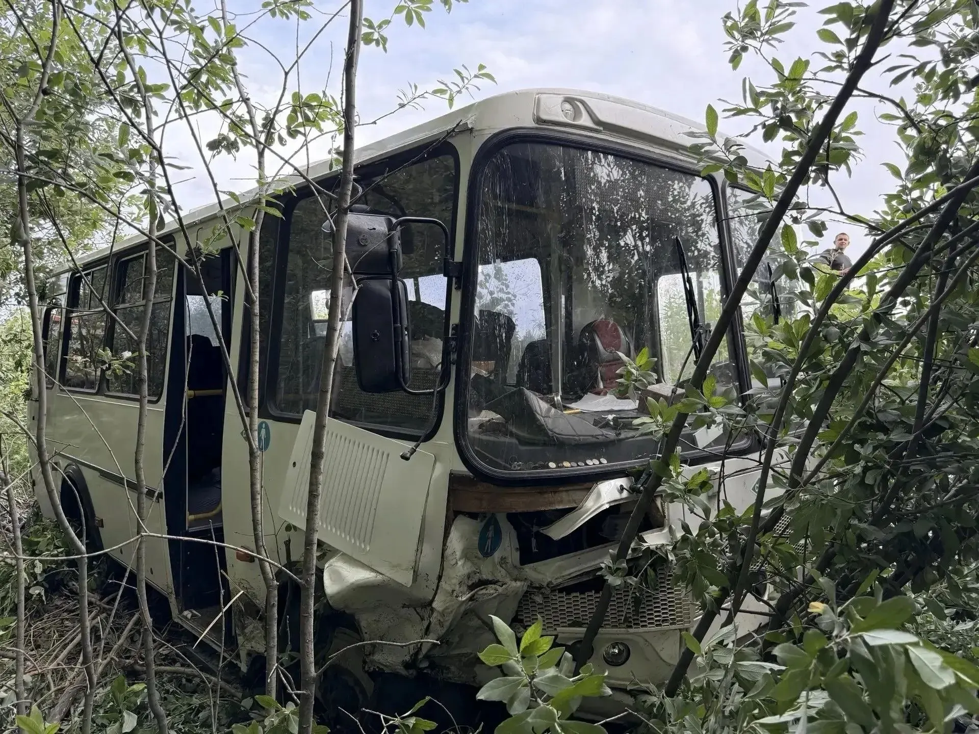 В Знаменском районе автобус, следовавший в Большие Уки, съехал в кювет. 74‑летняя пассажирка получила тяжёлую черепно‑мозговую травму и находится в коме; проводится проверка.