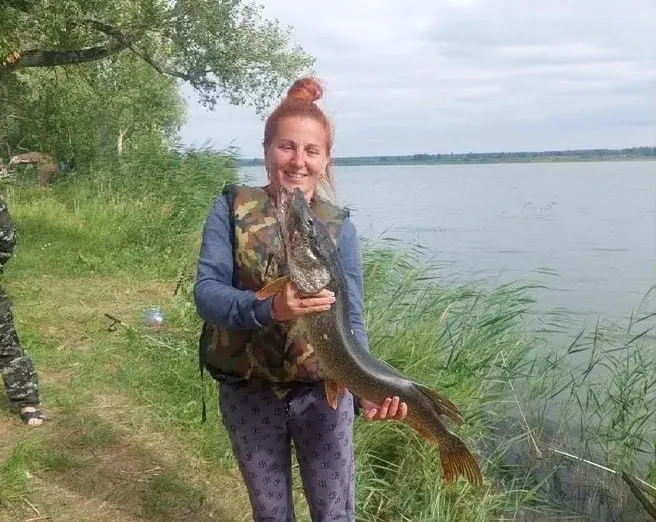 Елизавета Филимонова вытащила крупную щуку и несколько других рыб во время рыбалки с лодки в Саргатском районе Омской области.