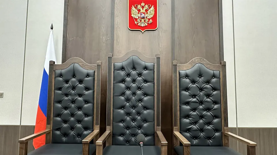 Правительственная комиссия одобрила законопроект Верховного Суда, который позволит судам нанимать студентов юридических вузов и специалистов со средним профессиональным юридическим образованием на ряд должностей аппарата с целью снижения кадрового дефицита.