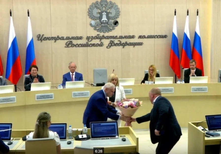 На заседании Центризбиркома единогласно зарегистрировали списки «Справедливой России» (260 допущенных кандидатов), вручили удостоверение Сергею Миронову, назначили члена комиссии с правом совещательного голоса и утвердили 43 финансовых уполномоченных «Яблока» для работы в регионах.