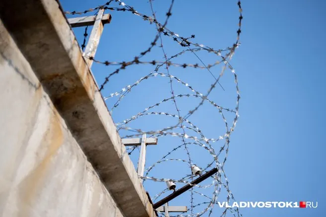 Жителя Омска Александра Ермакова задержали в аэропорту Еревана по ориентировке Интерпола на его полного тезку, которого США обвиняют в крупной кибератаке и похищении данных почти 9,7 млн человек. Семья настаивает на ошибке.