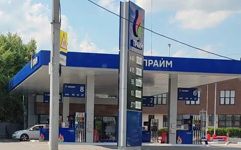 Депутат заксобрания Новосибирской области заявил, что дефицит топлива и ограничения на АЗС выглядят как монополизация со стороны вертикально-интегрированных компаний. Он также указал на рост издержек независимых заправок и последствия простоев для клиентской базы.