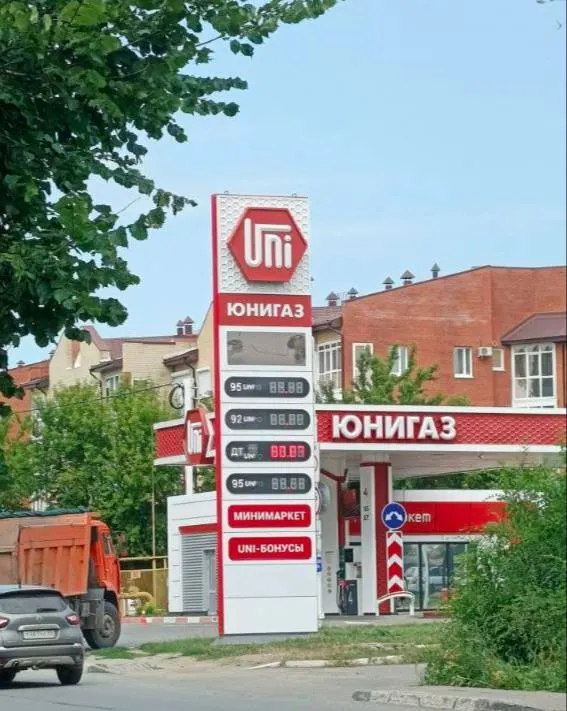 Казахстан ввёл правило о пересечении границы автомобилями не чаще одного раза в сутки на фоне опасений нехватки топлива. В Омской области из‑за перебоев с поставками на заправках образовались очереди, некоторые АЗС временно ограничивали продажу бензина.