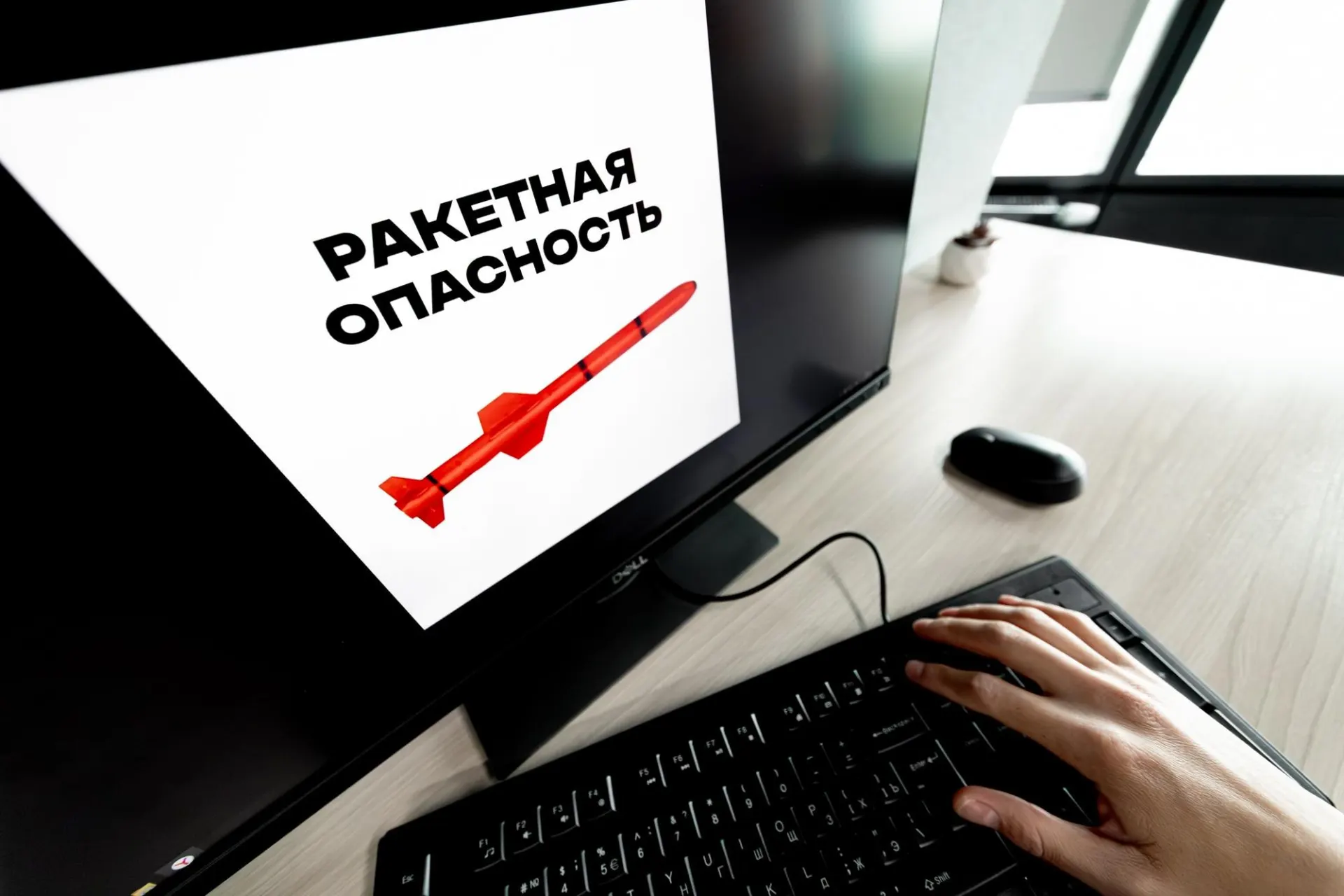 В ряде регионов России, включая Воронежскую область, объявлена воздушная тревога из‑за угрозы ракетных ударов. Жителей просят соблюдать меры безопасности и следовать указаниям экстренных служб.