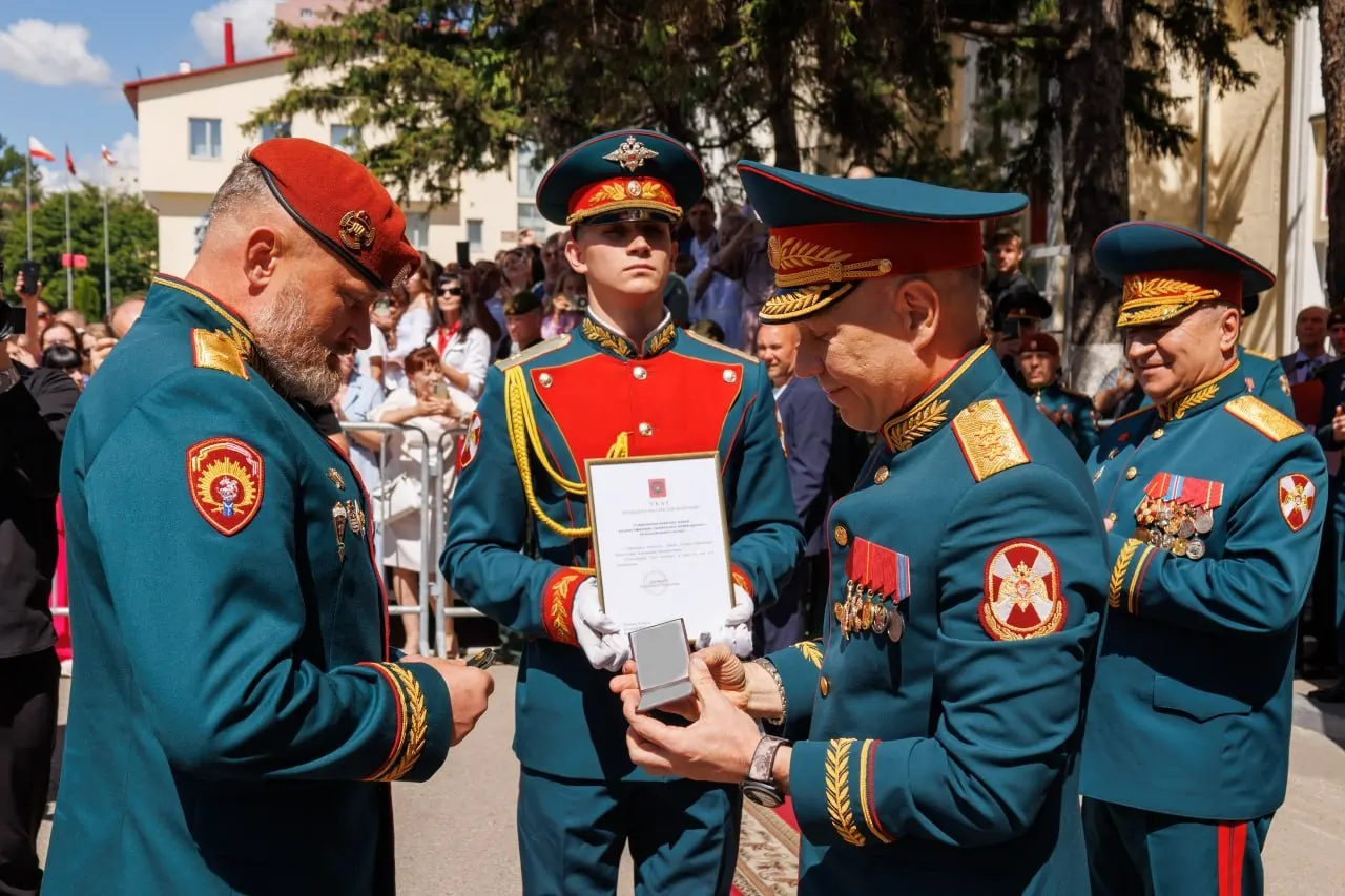 Начальнику Саратовского института войск национальной гвардии, Герою России Александру Белоглазову присвоено воинское звание генерал-лейтенанта; погоны вручил замдиректора Росгвардии Анатолий Маликов.