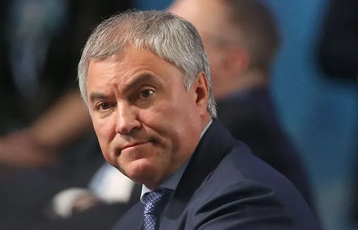 Председатель Госдумы Вячеслав Володин заявил, что обсуждение проблем с бензином недопустимо переносить в политическую плоскость, назвал такие попытки похожими на действия «пятой колонны» и обвинил Киев в ударах по НПЗ и гражданской инфраструктуре.