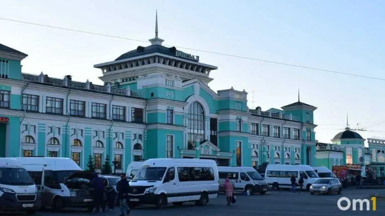 Необычный состав остановится на железнодорожном вокзале Омска на два дня. Вход свободный при предварительной регистрации на сайте поездпобеды.рф. Для удалённых посетителей доступны 3D‑тур и аудиогид.