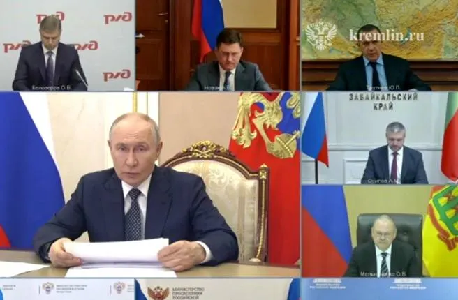 На совещании президент потребовал обеспечить госорганы и граждан топливом, ускорить вовлечение малого бизнеса в производство нефтепродуктов и субсидирование закупок; губернатор Забайкалья предложил сеть мини‑НПЗ и увеличение импорта.