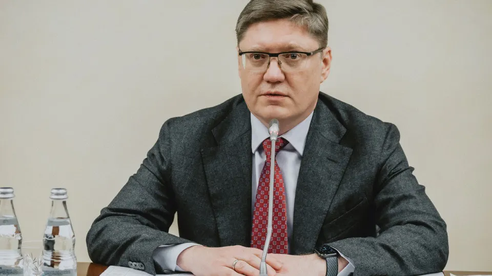 Зампред фракции «Единая Россия» Андрей Исаев объяснил топливный кризис ударами беспилотников и призвал граждан не поддаваться манипуляциям; тем временем производство и переработка нефти сократились, власти вводят ограничения на продажу топлива.