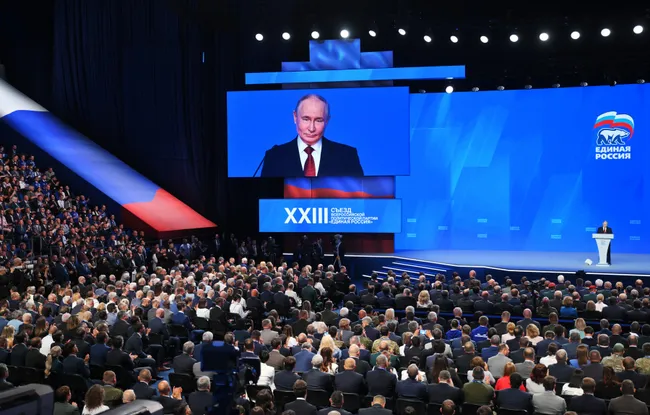 Администрация президента пересмотрела ожидаемые результаты «Единой России» на сентябрьских выборах — с первоначальных 55–60% до примерно 45–50%. Решение объясняют падением рейтингов, экономическими проблемами и усталостью общества.