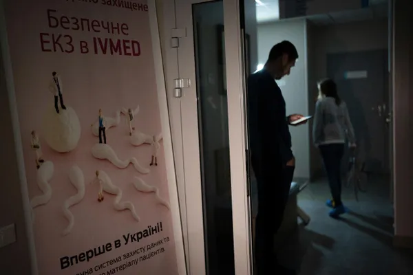 Депутаты приняли поправки в закон «О ветеранах»: бесплатное применение вспомогательных репродуктивных технологий, включая ЭКО, получат определённые категории жён участников боевых действий и вдов.