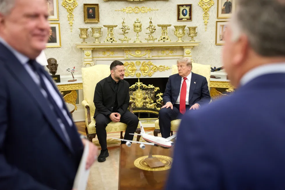 Встреча Владимира Зеленского с Дональдом Трампом в Белом доме завершилась позитивной оценкой обеих сторон: Киев просил экстренный пакет ракет Patriot, обсуждались вопросы лицензирования, санкций и дипломатической координации.