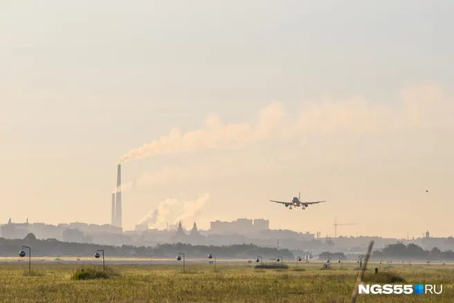3 июля вскоре после взлёта из омского аэропорта самолёт встретился со стаей птиц — экипаж продолжил полёт, пострадавших нет. Ространснадзор начал проверку, аэропорту вынесено предостережение.