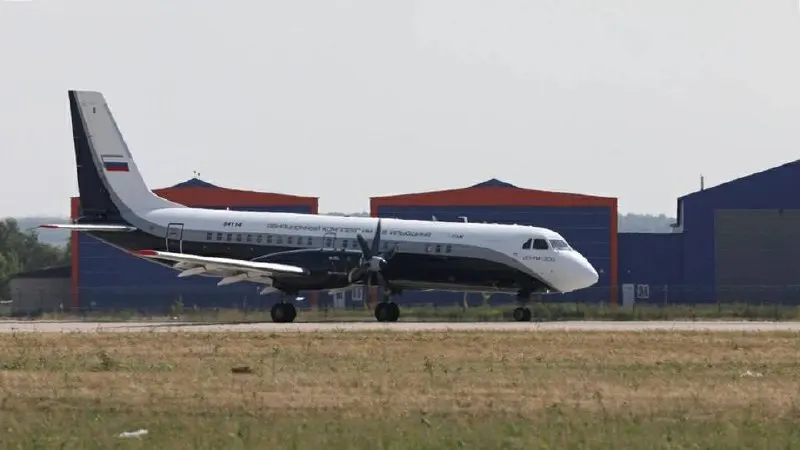 Турбовинтовой Ил-114-300 получил сертификат с жёсткими ограничениями по температуре и полётам в сложных условиях; на выставке представили «Буханку» с композитной бронёй, затвердевающей на солнце.
