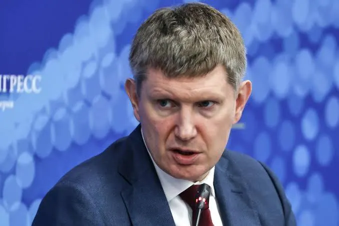 Минэкономразвития утвердило правило: с 1 сентября 2026 года гостиницы с более чем 50 номерами обязаны принимать постояльцев при подтверждении личности через государственный мессенджер; на адаптацию систем и обучение персонала отведено ограниченное время.