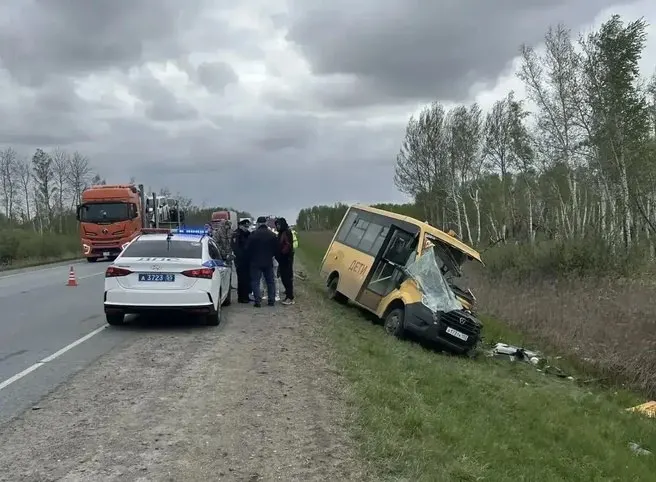 После гибели 12-летнего ученика на трассе Тюмень—Омск проверка выявила системные нарушения в организации школьных перевозок: маршрутный автомобиль не был в реестре лицензий, ответственный сотрудник не прошёл аттестацию, медосмотры и путевые листы проводились формально. Школа приостановила использование автобуса.