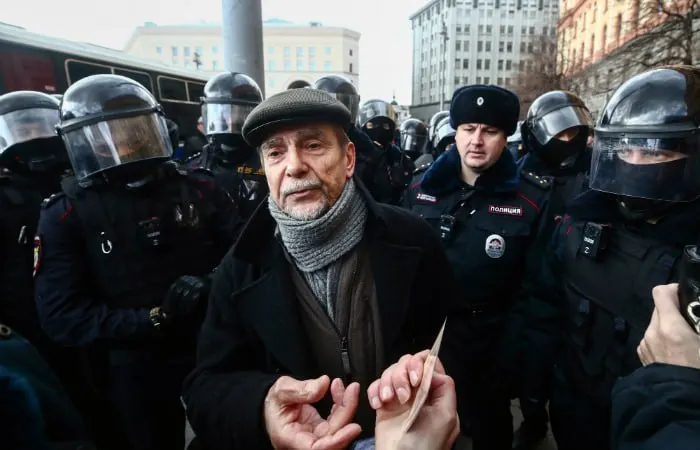 Хорошевский суд Москвы заочно рассматривает уголовное дело против 84‑летнего правозащитника: обвинение просит 6,5 года лишения свободы и десять лет запрета администрировать сайты по статьям о «нежелательной» организации и обязанностях «иностранного агенента».