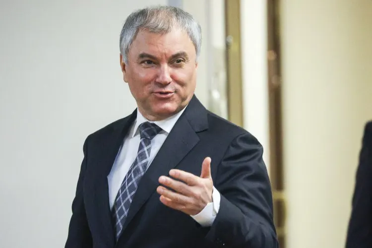 Спикер Госдумы призвал жителей крупных городов чаще пользоваться электротранспортом, указав, что современные трамваи могут стать дешёвой и экологичной альтернативой на фоне дефицита топлива.