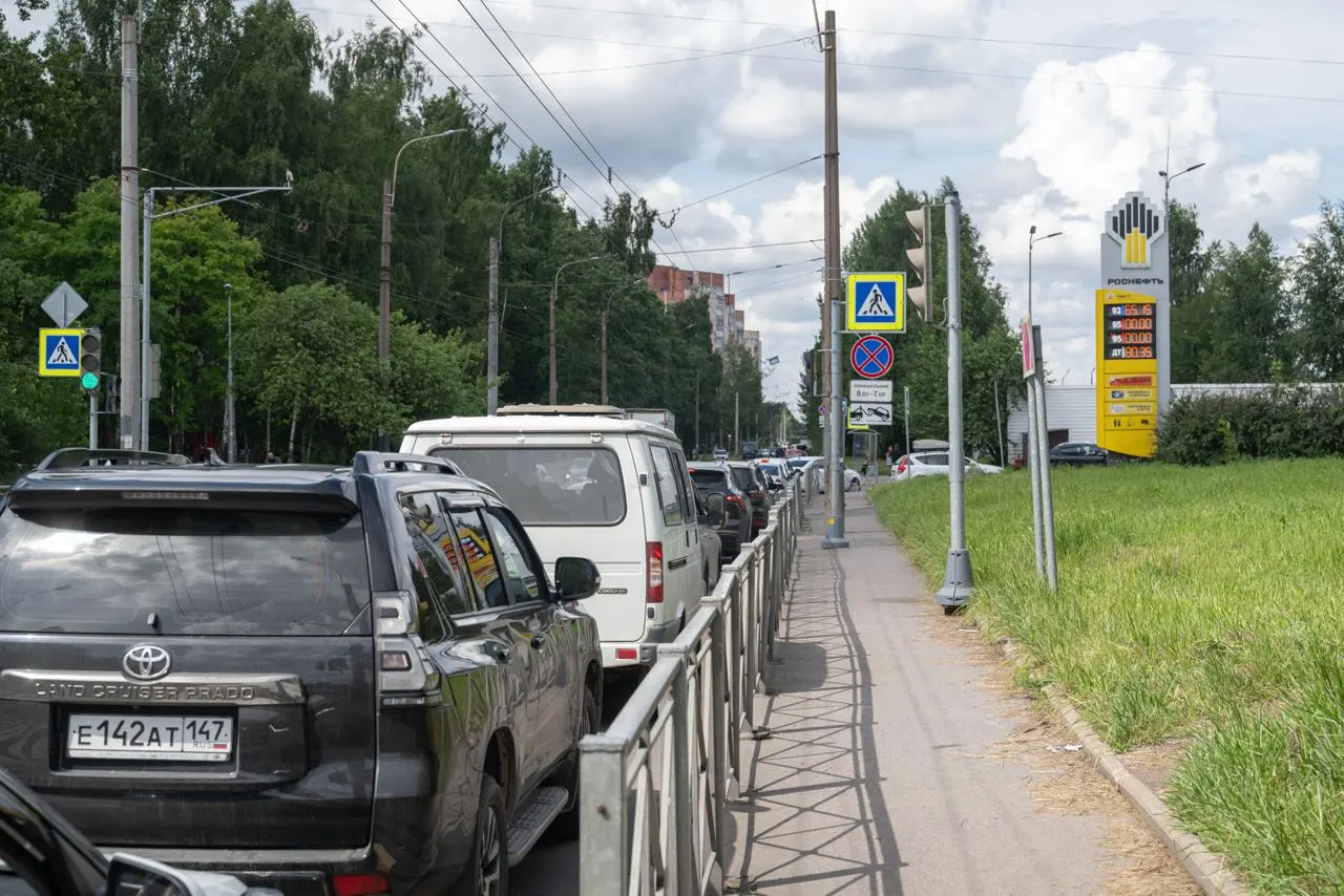 Проверка семи петербургских АЗС показала: городу продолжают поставлять бензин Евро‑5, а работники заправок скептически относятся к появлению топлива с большим содержанием серы.
