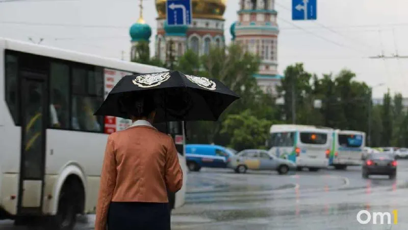 На следующей неделе в Омске днём ожидается +28…+33 °C, ночью +20…+22 °C. В День города, 1 августа, прогноз — кратковременные дожди с грозой и юго‑западный ветер 4–7 м/с.