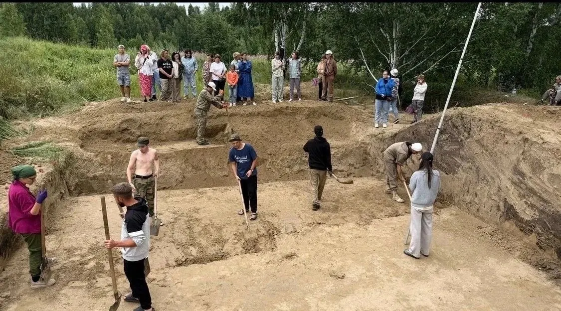 В ходе раскопок на стоянке «Черноозёрье II» в Саргатском районе обнаружен уникальный костяной рыболовный крючок — старейший в Западной Сибири — а также ряд других артефактов финального палеолита.