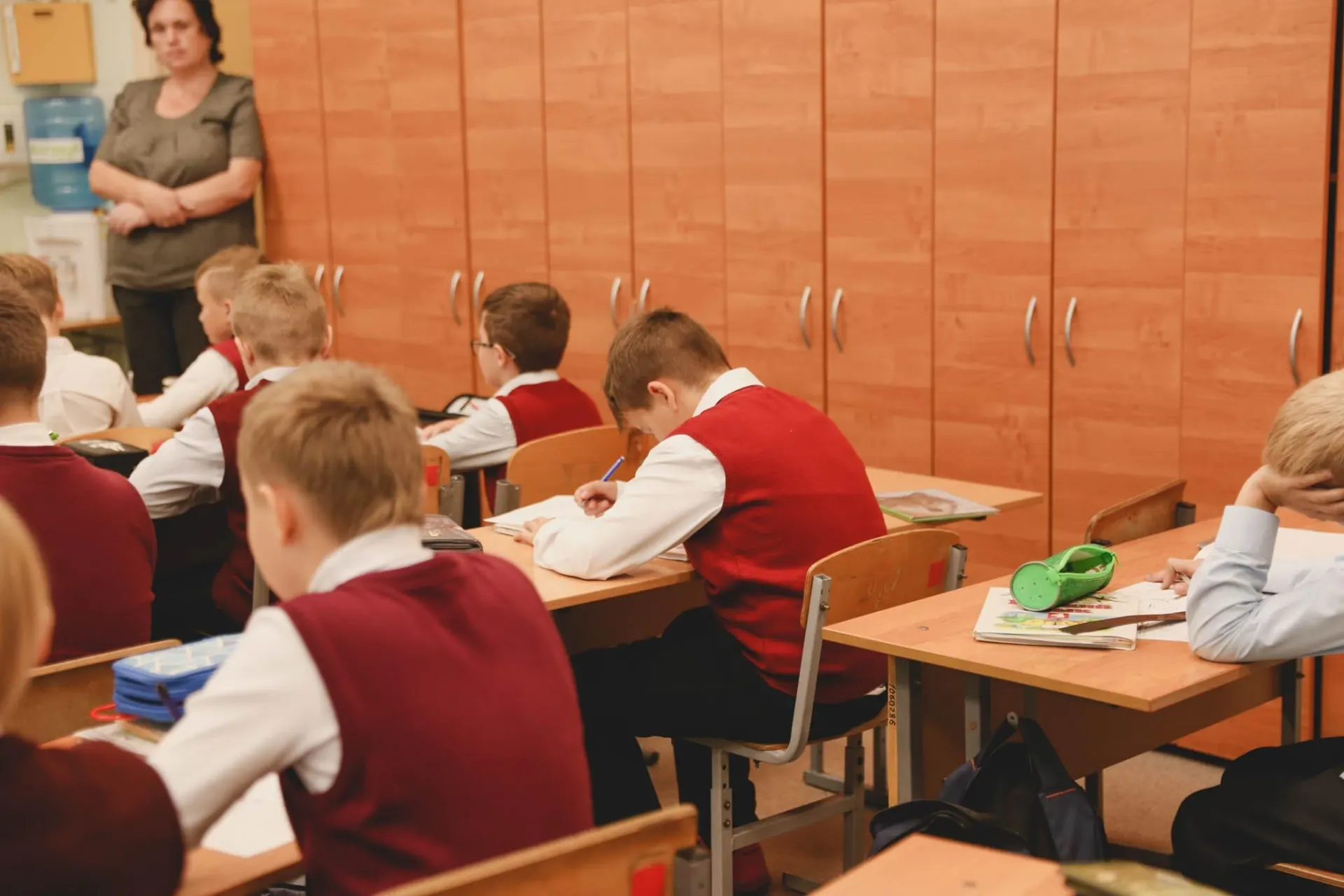 В ведомстве сообщили, что экзамен останется в системе, а обществознание будут изучать в школе в течение трёх лет.
