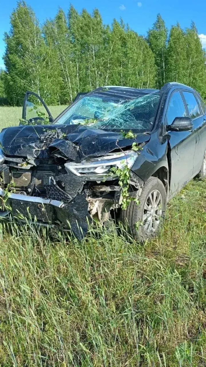На 36-м километре дороги 36‑летняя женщина за рулём Haval M6 не справилась с управлением, автомобиль съехал в левый кювет. Водительница скончалась на месте, 30‑летний мужчина госпитализирован; полиция проводит проверку.