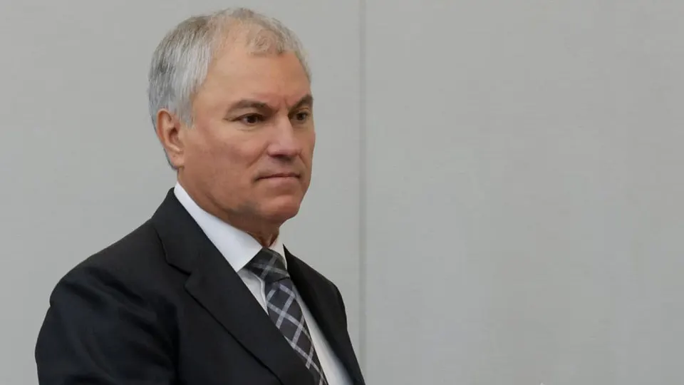 Спикер Госдумы потребовал не поддаваться панике, подчеркнул важность консолидации и заявил, что правительство рассматривает меры для стабилизации поставок топлива.