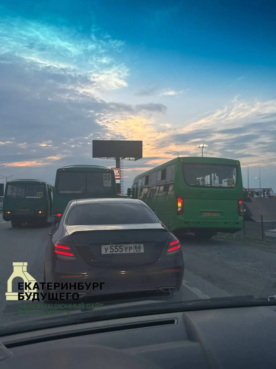 Вице‑премьер Александр Новак заявил, что примерно половина мощностей нефтеперерабатывающих заводов выведена из строя после прилётов, что вызвало дефицит топлива и послужило основанием для запрета экспорта бензина и дизтоплива.