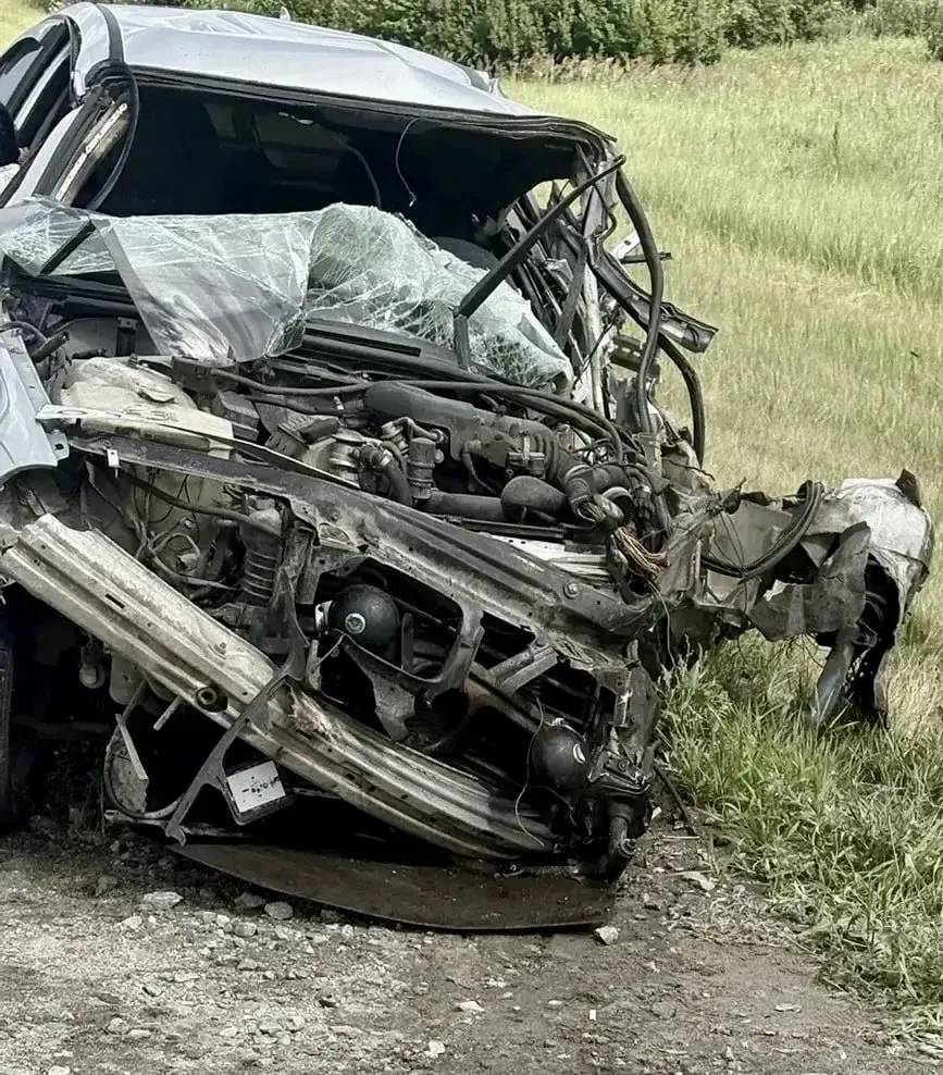На 890-м километре в Калачинском районе при обгоне BMW столкнулся с большегрузом; водитель легковушки погиб, водитель фуры не пострадал.