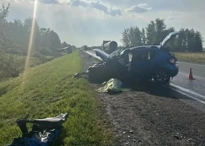 На 454-м километре «трассы смерти» Renault выехал на встречку и врезался в грузовик Volvo: водительница погибла, её две маленькие дочери госпитализированы.