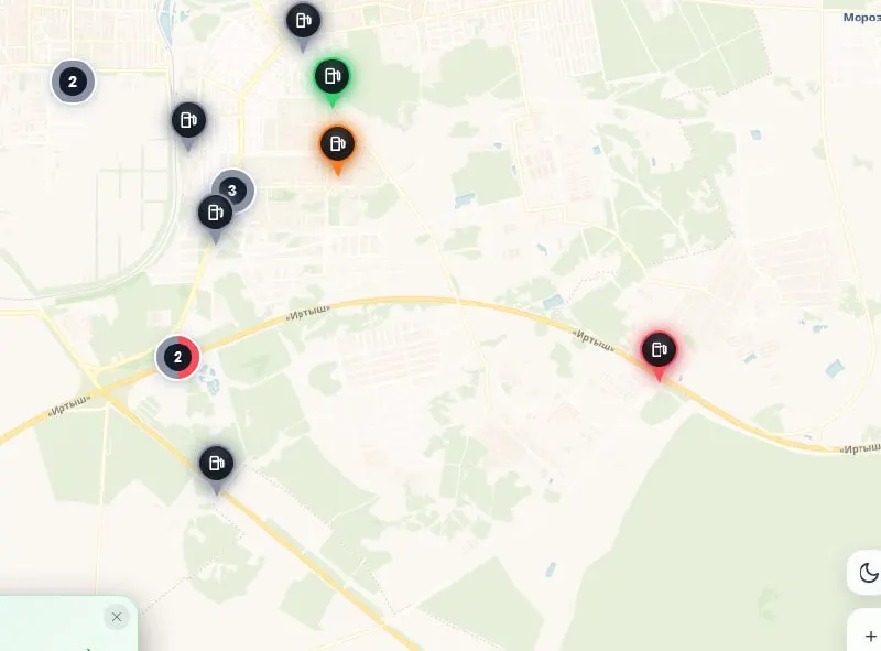 По данным онлайн‑карт, в нескольких автозаправках на выездах из Омска топливо полностью отсутствует, тогда как в черте города действует лимит выдачи.