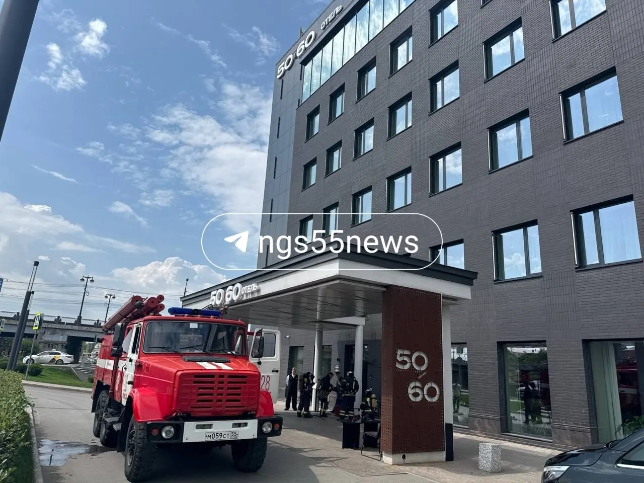 В одном из зданий отеля 50/60 в Омске сработала пожарная сигнализация. Очевидцы записали видео, на место прибыли спасатели — обстоятельства уточняются.