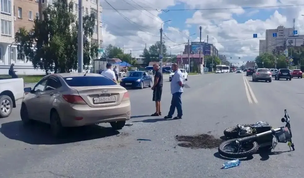 На улице 10 лет Октября столкнулись Hyundai Solaris и питбайк — 17‑летнего водителя с травмами госпитализировали.