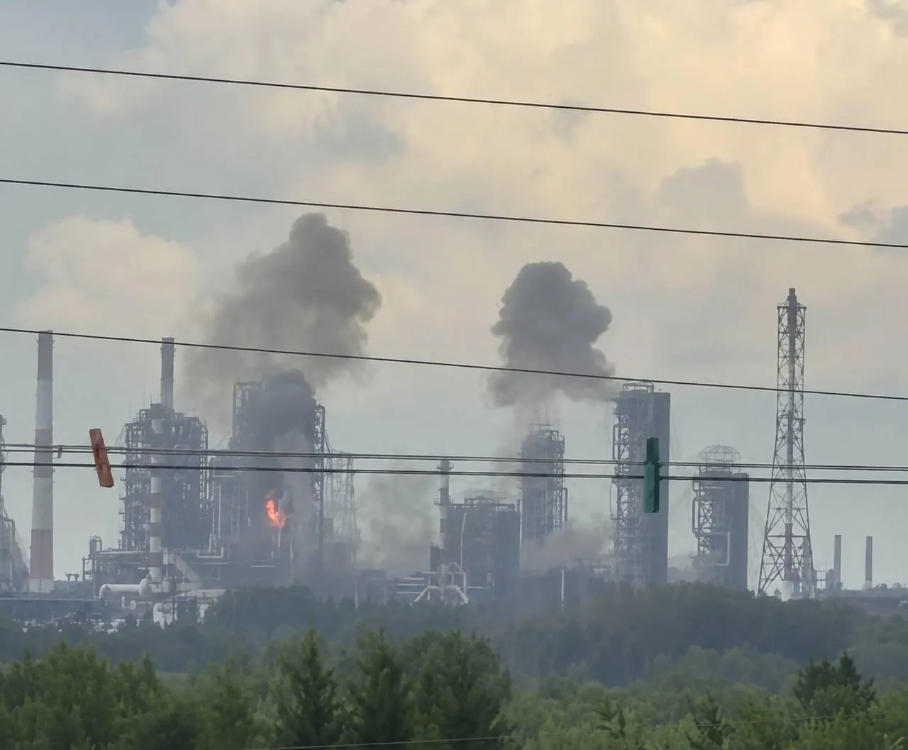 Плановый ремонт Омского нефтеперерабатывающего завода перенесён: предприятие будет работать на полную мощность, чтобы увеличить поставки бензина, а поставки на внутренний рынок в сентябре обещают вырасти на 14%.
