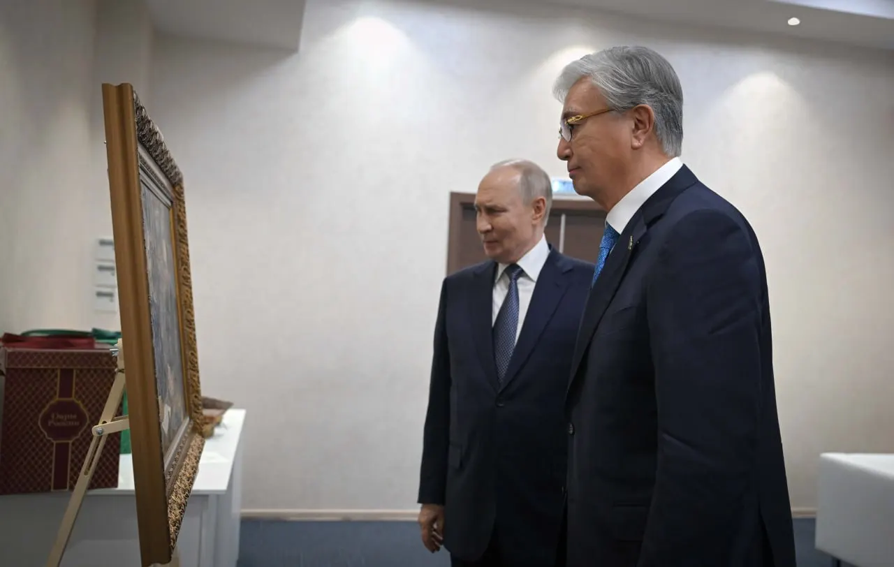 Касым-Жомарт Токаев вручил Владимиру Путину картину с изображением Фёдора Достоевского и Чокана Валиханова — подарок был передан в Омске на форуме межрегионального сотрудничества.