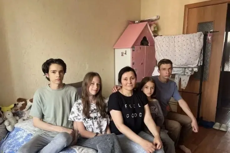 Семью Романовых, имеющую региональную медаль «Материнская слава» и признанную малоимущей, едва не оставили без муниципального жилья из‑за отсутствия подтверждающего документа; вмешались мэрия и прокуратура.